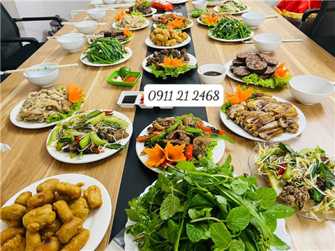 Phục vụ 5 mâm tiệc liên hoan tại nhà ở Mễ Trì